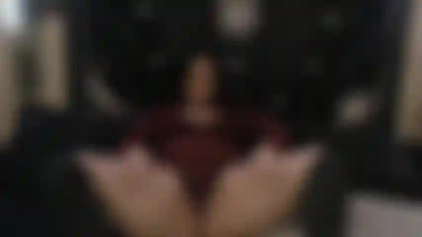 Mi tocca la figa attraverso i vestiti.