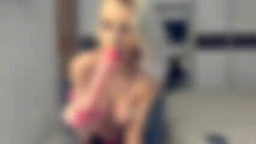 Faccio un pompino, parlo sporco, gioco con la figa.