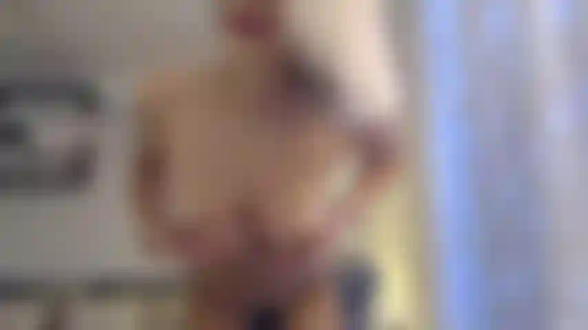 Gioco nuda, chiacchiere sporche, scopo la figa con le dita e il vibratore.