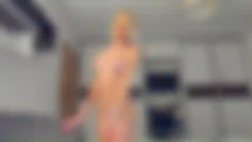 Faccio gola profonda, scopo duramente la figa, scopo le tette e cavalco.