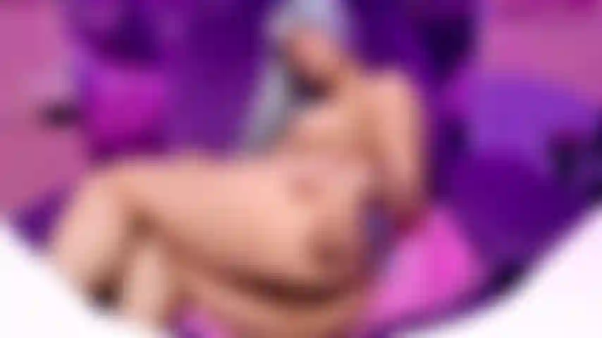 Apri lentamente il mio grosso culo tondo e infilaci dentro la tua faccia sporcacciona, assaporando completamente i miei buchi bagnati e stretti!