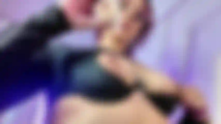 La cmara se desliza suavemente mientras dejo caer la cera caliente sobre mi piel... Mis dedos juegan con cada gota que recorre mi cuerpo lentamente, disfrutando del ardor placentero, provocando y seduciendo con cada movimiento.