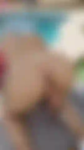 Scopata con macchina del sesso in posizione pecorina.