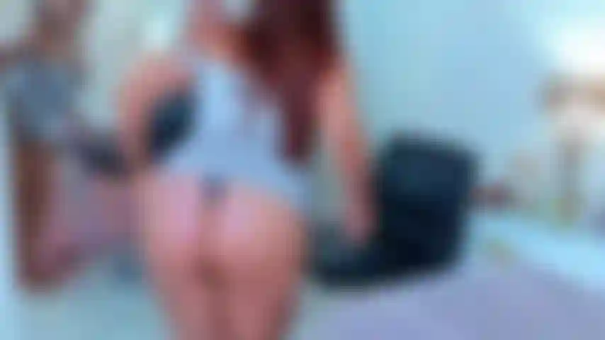 Adoro fare una danza lenta e sexy per te, spogliarmi lentamente così puoi ammirare le mie tette enormi e farti venire il cazzo duro per me.
