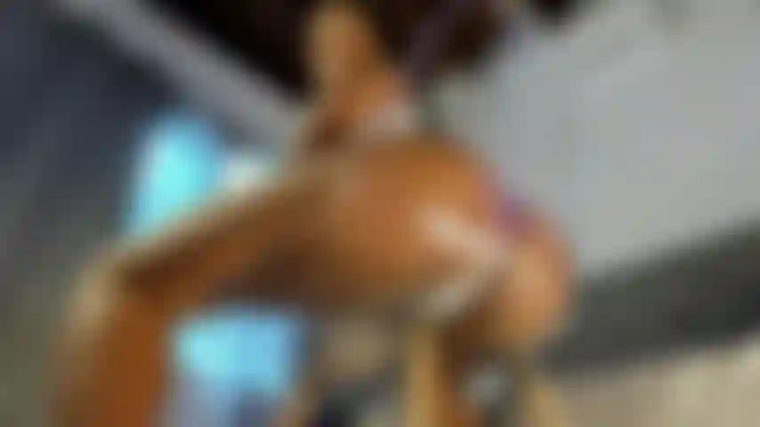 La mia_fica_stretta_e_il_mio_culo_oliato_sulla_mia_sedia_trasparente_jazminass.