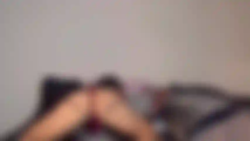 Jazmin steel si scopa un giocattolo.