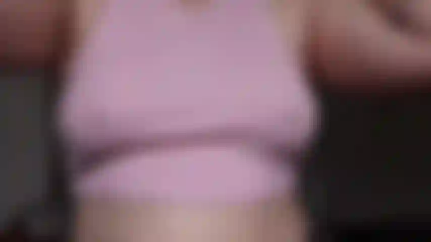 Gioco con le mie tette - facendole rimbalzare e massaggiandole.