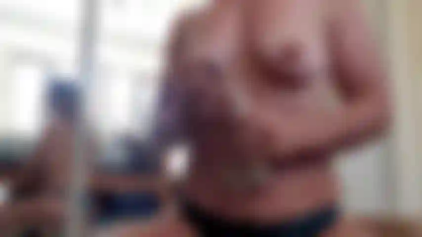 Spettacolo privato con giochi di culo e cavalcando un dildo nero in cowgirl.