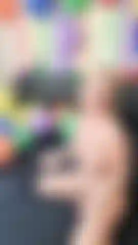 Nuda in mongolfiera, scoppieranno