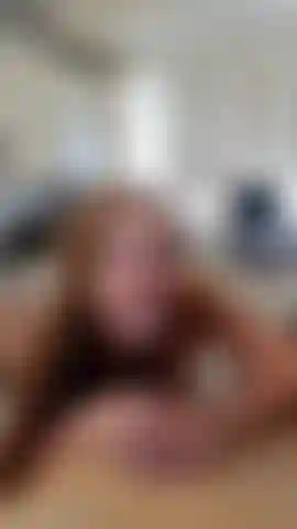 Cucina dildo gola profonda. Niente zoom.