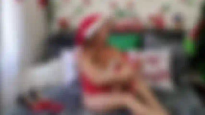 Calze a rete rosse natalizie e tacchi. 2022.