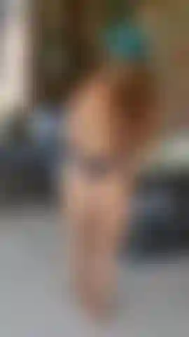 Ho un orgasmo in piedi all'aperto e squirto sul pavimento del patio, registrazione dal vivo nel 2023.