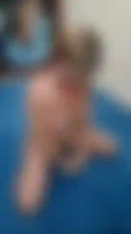 Allenamento nudo, flessioni, arricciature sulle braccia e altro ancora.