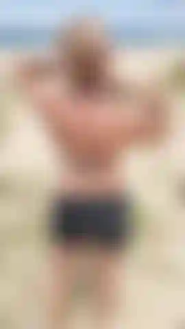 Un gioco rischioso sulla spiaggia. Mi sditalino e mi scopo la fica sulla spiaggia.