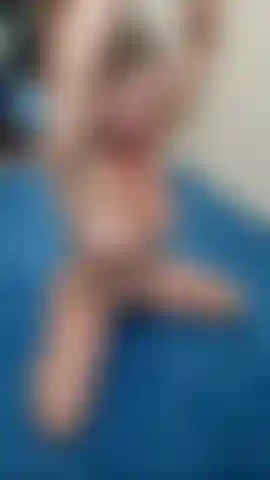 Alleno nuda, vieni a guardarmi allenarmi, flettermi e sollevare il peso della mano. 2023.