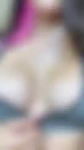 Con seni rimbalzanti.