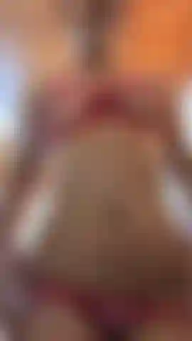 Una ragazza sicura di sé, con un tocco di mistero e un body che esalta la sua essenza.