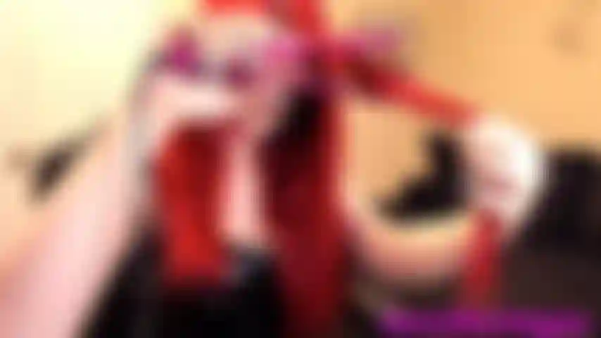 Hairvoyeur, so che adori le mie lunghe ciocche rosse sexy. Guarda lo stile da voyeur mentre mi lisci i capelli, li pettino e mi preparo per la videocamera, poi indosso i miei stivali sexy e mostro le mie curve in lattice.