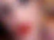 Labbra, ho notato che continui a fissare le mie labbra rosse e sexy! Non puoi resistergli, vero? Guarda mentre ti sussurro, applicando in modo seducente il mio rossetto ancora e ancora e ancora, fumando anche il mio sigaro.