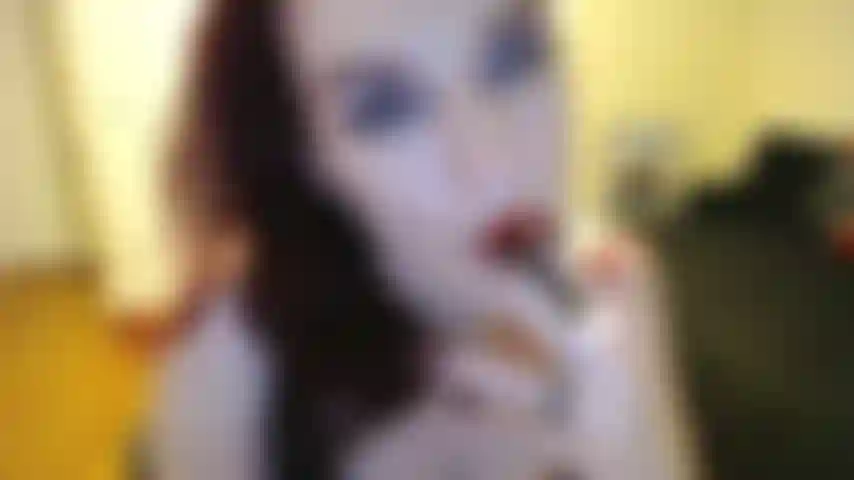 Fumo e accarezzo jenn: la mia sub semplicemente non riesce a resistere alle mie labbra rosse piene di fumo. È ora di fumare e accarezzare la tua dea. Sono in topless in pelle sexy e ti incoraggio a obbedire ai miei comandi.