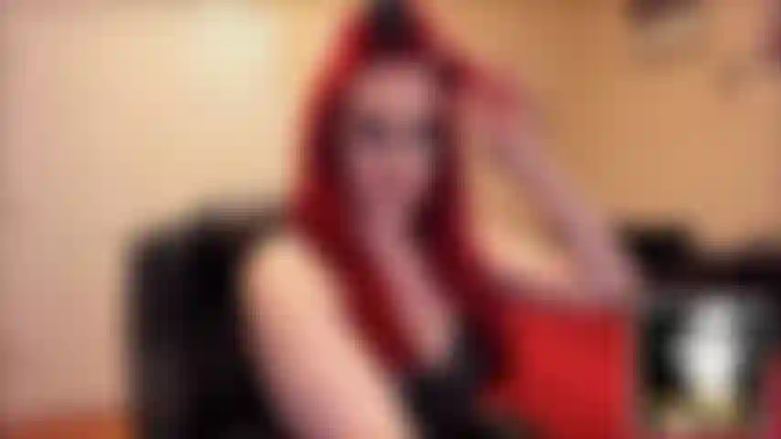 Guardona dell'acconciatura: guarda mentre arriccio le mie splendide ciocche rosso fuoco nei classici bigodini riscaldanti con clip che mettono in mostra il mio bellissimo viso! Quindi mi avvicino simpaticamente alla telecamera per incantarti con la mia bellezza. Non puoi aiutarti, devi servirmi.