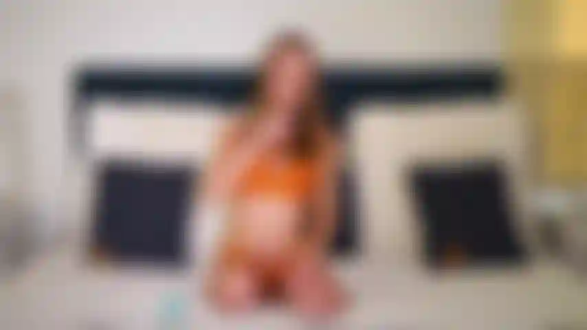 Petite macy meadows si diverte a giocare con se stessa in cam.