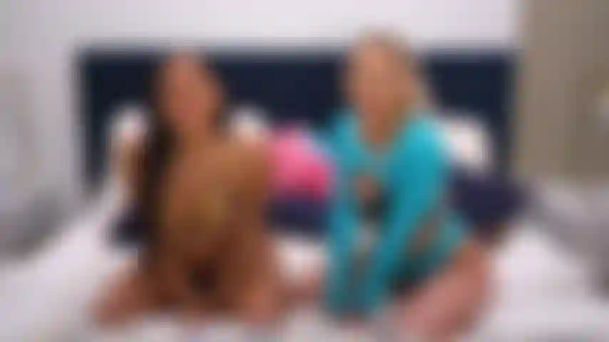 Ragazze strane riempiono le loro fighe di giocattoli in questo sexy spettacolo lesbico a tre dal vivo.