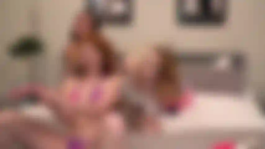 Ragazze estive calde - andi rose, jane rogers e cieli scarlatti usano un dildo a doppia faccia per venire dal vivo su jerkmate.