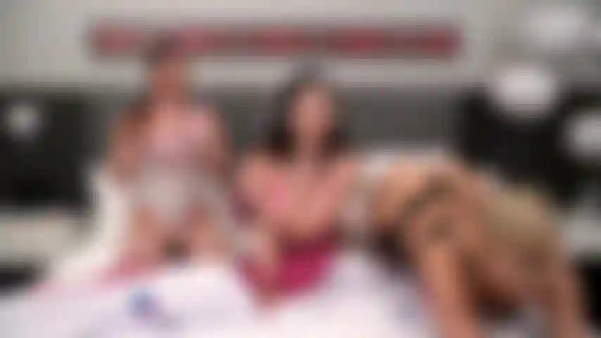 Pawg, la calda milf ryan keely in un trio dal vivo con alyx star e alison ray.