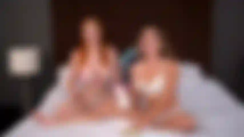 Pattuglia sessuale - la milf lauren phillips e la piccola katie kush si scatenano con un dildo a doppia testa.