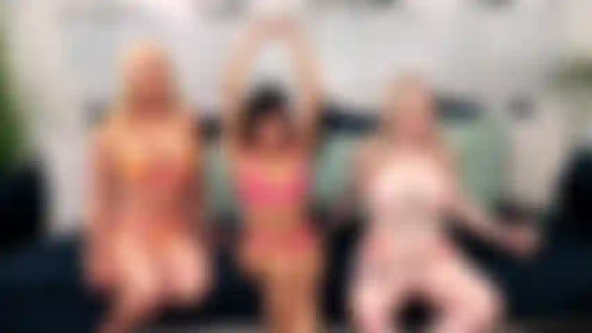 Naughty hearts - ember snow scopa mellanie monroe e kaiia eve con un cinturino durante lo spettacolo dal vivo.