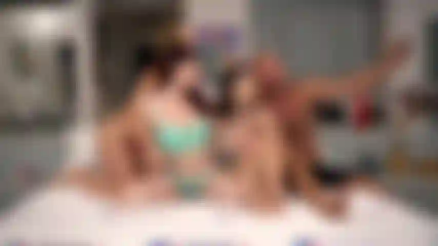 Facciamo un gioco di ruolo: liv wild viene sbattuta da danny mountain mentre skylar snow e jessica ryan giocano tra loro.