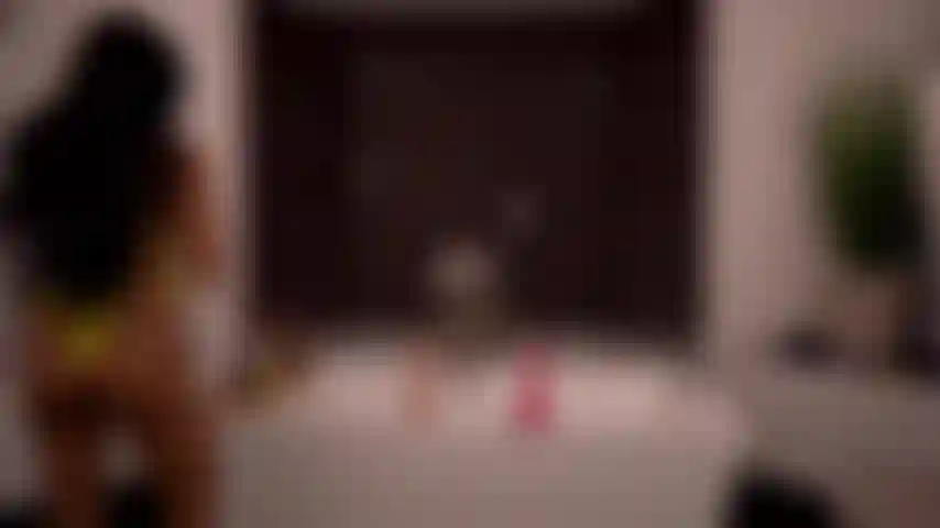 Rossa, bianca e tettona: rocky emerson e ember snow cavalcano dildo e giocano tra loro nella vasca da bagno.