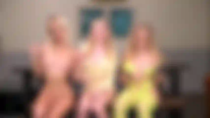 Fucktoberfest - segni di melodia, sky pierce e paris white che riempiono le loro fighe di giocattoli in un trio lesbico tutto biondo.