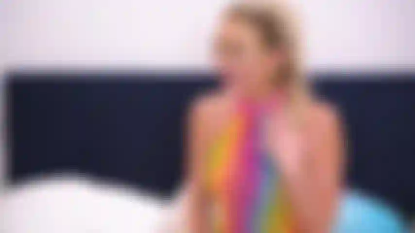 Incredibile trio lesbico che squirta durante uno spettacolo dal vivo con le pornostar più arrapate in circolazione.