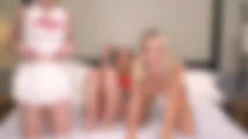 Fucktoberfest - i segni di melodia di 3 ragazze bionde, sky pierce e paris white ride strap-on, dildo e fighe leccate.