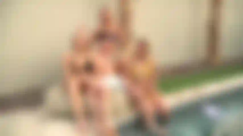 Ragazze calde dell'estate - quartetto a bordo piscina in diretta su jerkmate con kyler quinn, chloe temple, harley king e chase arcangel.