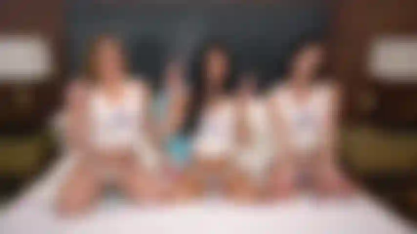Jazmin luv, katie kush e diana grace che si masturbano fianco a fianco durante uno spettacolo in cam del weekend dal vivo.