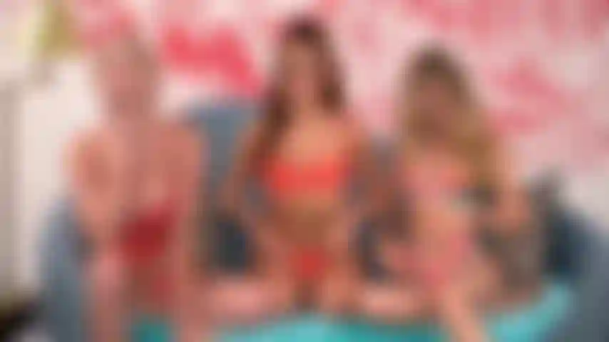 Rendi orgoglioso papà: leccate di fica pazzesche e trio lesbico seduto in faccia con vanna bardot, haley reed, skye blue.