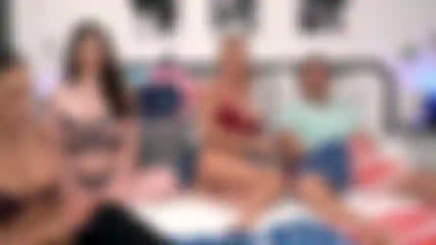 4 Some of july - donnie rock si fa succhiare il cazzo mentre alyx star, mckenzie lee e sheena ryder giocano insieme.