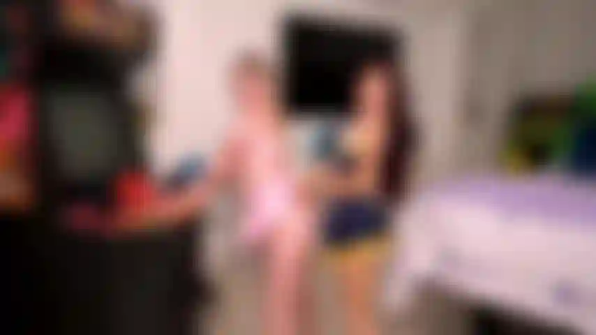 Serata cosplay - tyler nixon riceve tutte le ragazze cosplay jewelz blu, sabina rouge ed eliza eves in uno spettacolo in cam a quattro con cosplay dal vivo.