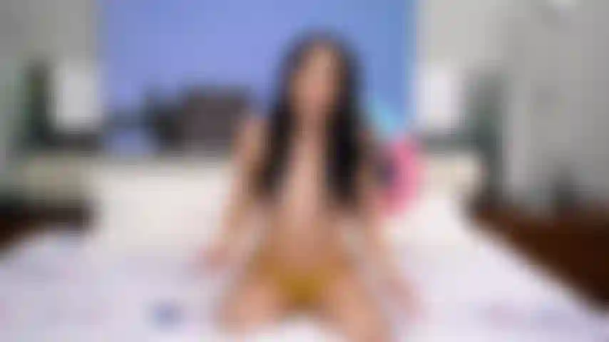 Ragazze troie si cavalcano a vicenda in un caldo trio lesbico in cam.