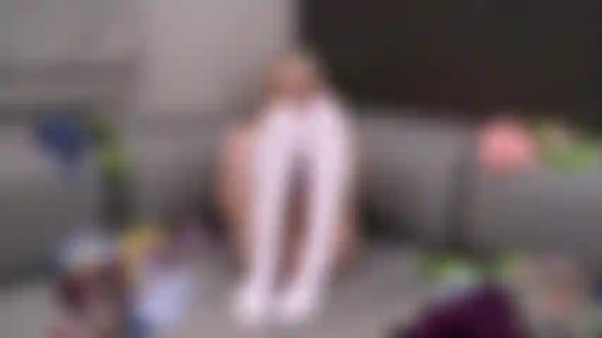 Il giglio biondo in forma larimar diventa strabico mentre si infila le dita nei calzini alti fino alla coscia.