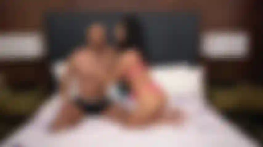 Oliver davis maltratta avery black durante il live cam show del week-end di una coppia bollente.