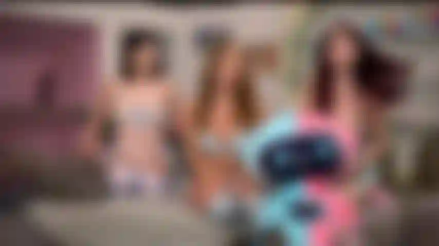 Facciamo un gioco di ruolo: skylar snow, jessica ryan, liv wild, tre ragazze sexy in calze autoreggenti che giocano tra loro in uno spettacolo gold in cam dal vivo.