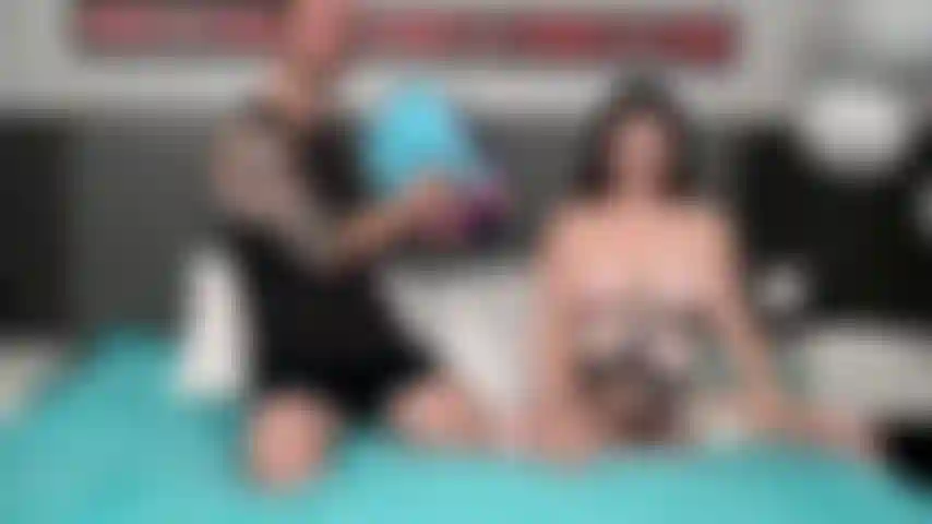 Chad alva mette il suo cazzo duro tra le grandi tette di alyx star durante un epico spettacolo dal vivo.