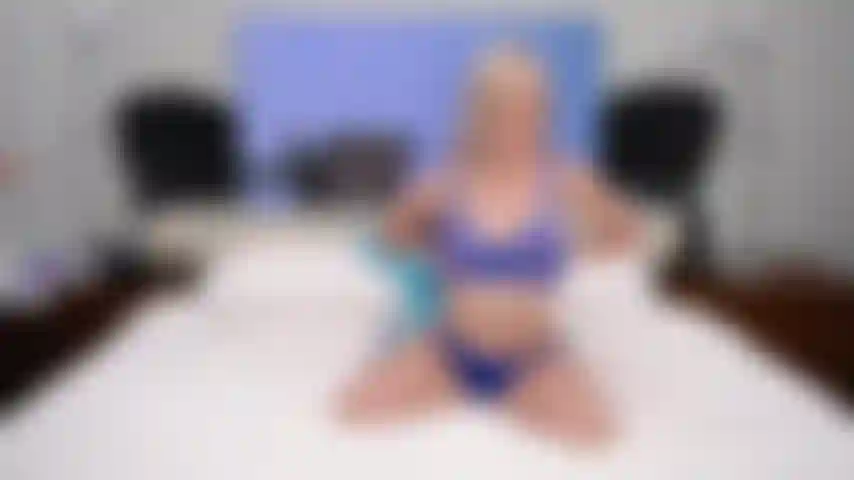 Tre ragazze leccano e succhiano un dildo come se fosse il tuo cazzo in live cam.