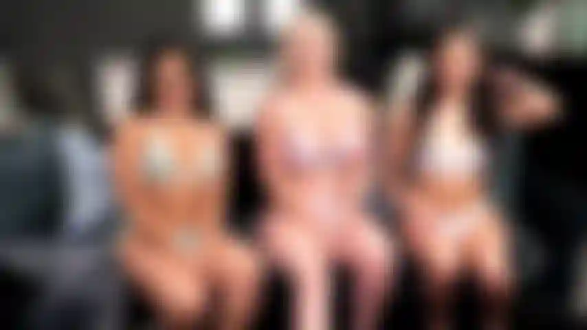 Fantasia anale - penelope woods guarda e si masturba mentre kay carter e summer col fanno sesso lesbico bollente.