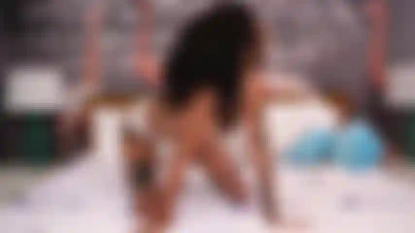 La latina emma blanco si diverte tantissimo a giocare con se stessa nel life show.