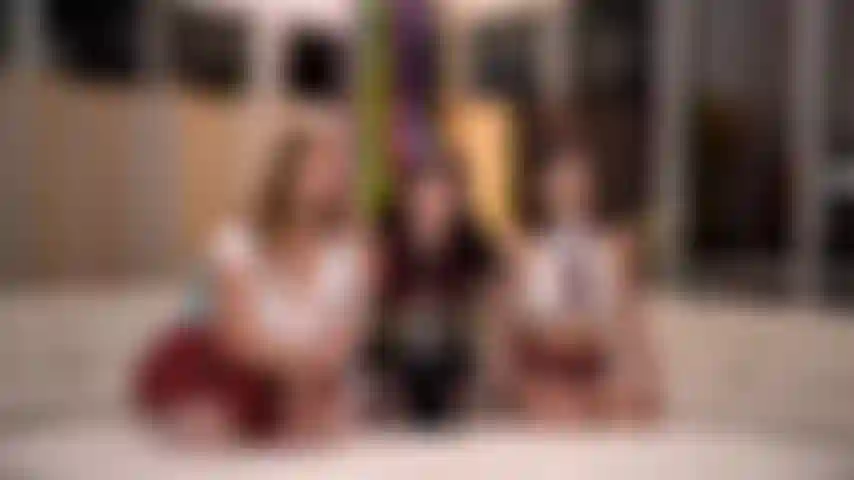 Giochiamo di ruolo: una suora punisce le studentesse con lo strap on con skylar snow, jessica ryan, vive selvaggiamente in uno spettacolo di ruolo in webcam dal vivo.